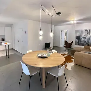 Apartment With Free Covered Parking - Center